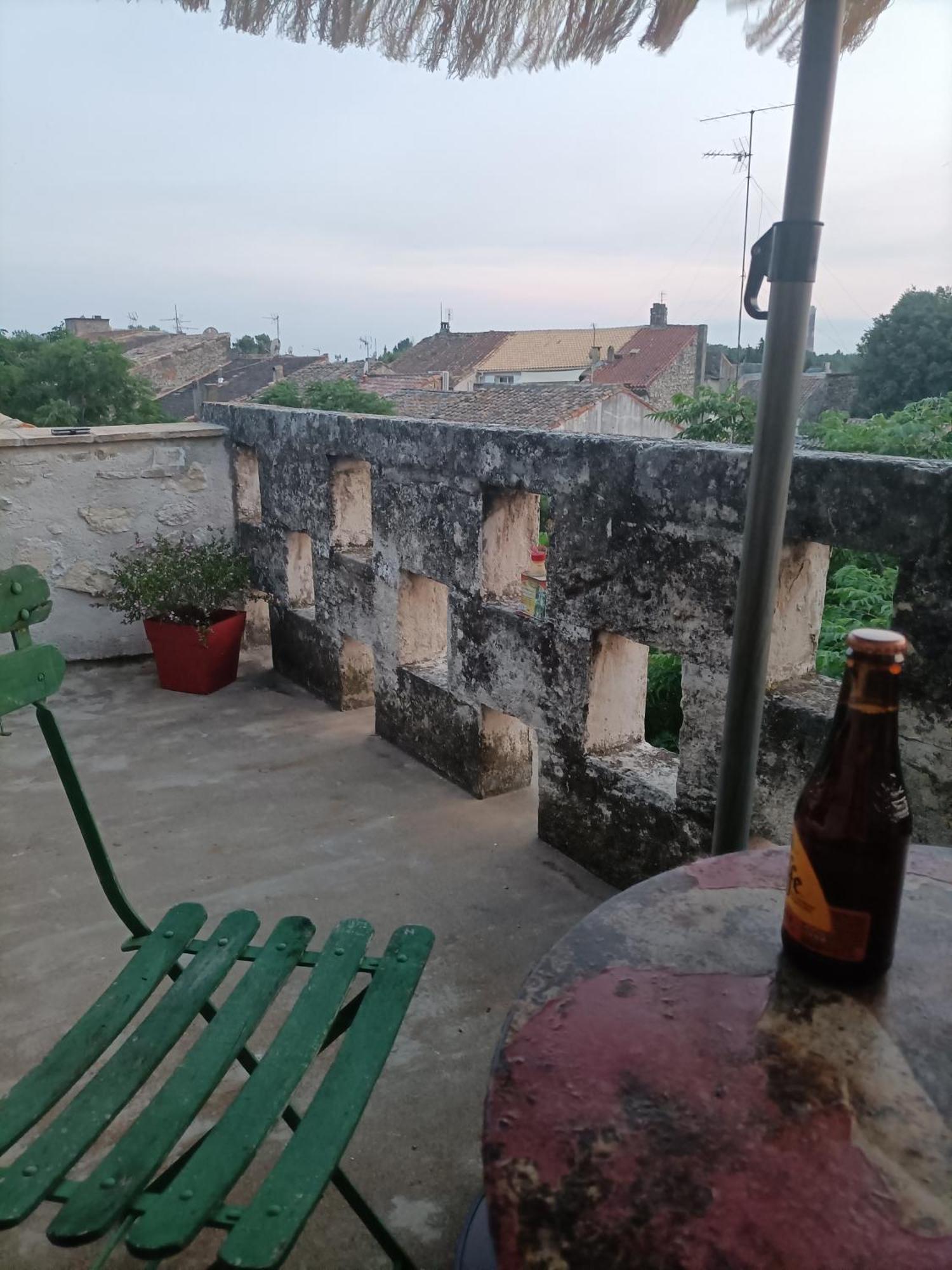 Gîte en Aramon Extérieur photo